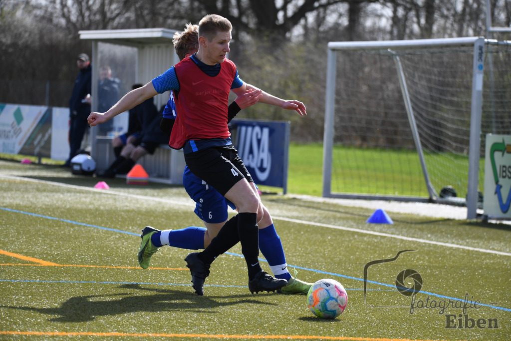 FC Rastede-WSC Frisia | Herren Kreisliga; FC Rastede (blau)-WSC Frisia WHV (rot) am 26.03.2023; in Rastede (Stadion Kötterweg), Photo: Philip Eiben 2023 - Realisiert mit Pictrs.com