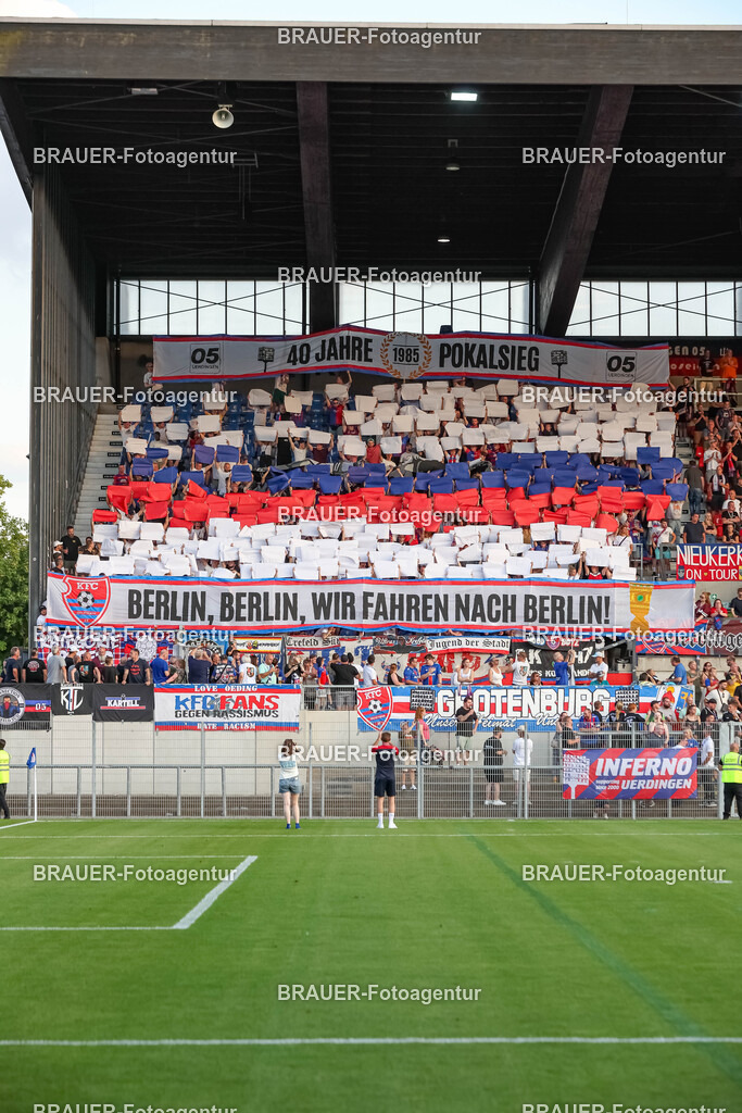 SB_KFCBAU_20250815_3849.JPG -  - KFC Uerdingen - SF Baumberg - Oberliga Niederrhein | Krefeld, Deutschland, 15.08.25: Fans von KFC Uerdingen machen eine Choreographie während des Oberliga Niederrhein Spiels zwischen KFC Uerdingen - SF Baumberg in der Grotenburg Stadion am 15. August 2025 in Krefeld, Deutschland. (Foto von Stefan Brauer/Brauer-Fotoagentur)