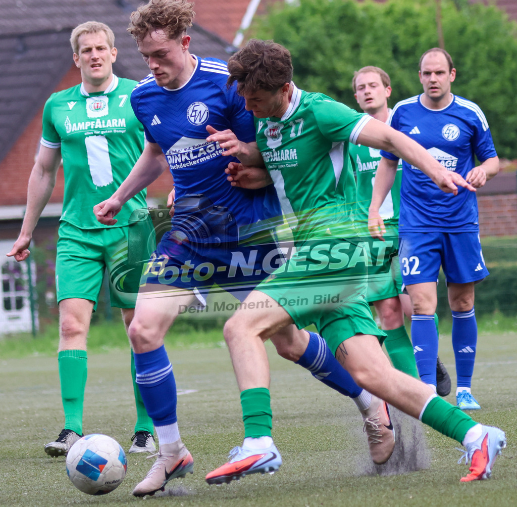 Bünder SV - SV Enger-Westerenger, | Auf dem Bild zu sehen: grün Bünder SV: Nicolai König ; blau SV Enger-Westerenger: Fabrice Walter Bünder SV, SV Enger-Westerenger, Saison 25/26, Kreisliga A, Bünde, Deutschland - Realisiert mit Pictrs.com