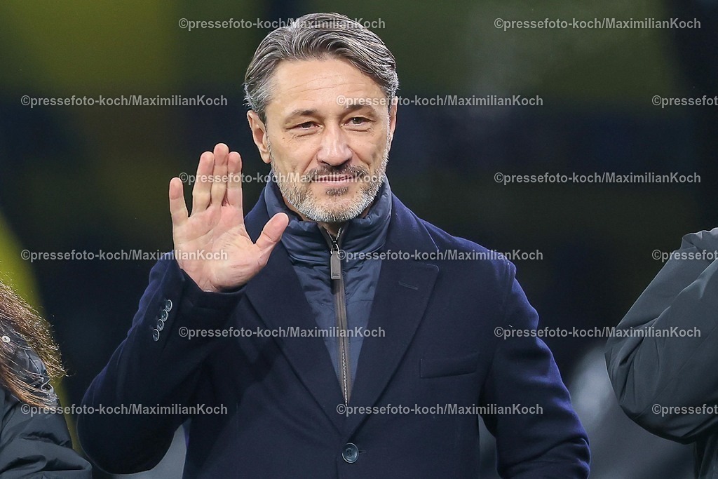 UCL25112501001 | 25.11.2025, Fußball, UEFA Champions League, Borussia Dortmund - FC Villarreal, BVB Stadion, 5. Spieltag, Saison 2025 2026: Cheftrainer Niko Kovac (BVB #hc) grüßend gestikulierend  Regulations prohibit any use of photographs as image sequences and or quasi-video.