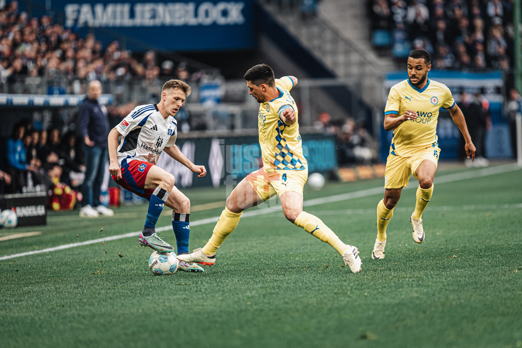 Fußball | Männer | Saison 2024/2025 | 2. Fußball-Bundesliga | 29. Spieltag | Hamburger SV vs. Eintracht Braunschweig | 11.04.2025 | v.l. Emir Sahiti (#29, HSV) gegen Jannis Nikolaou (#4, Eintracht Braunschweig)