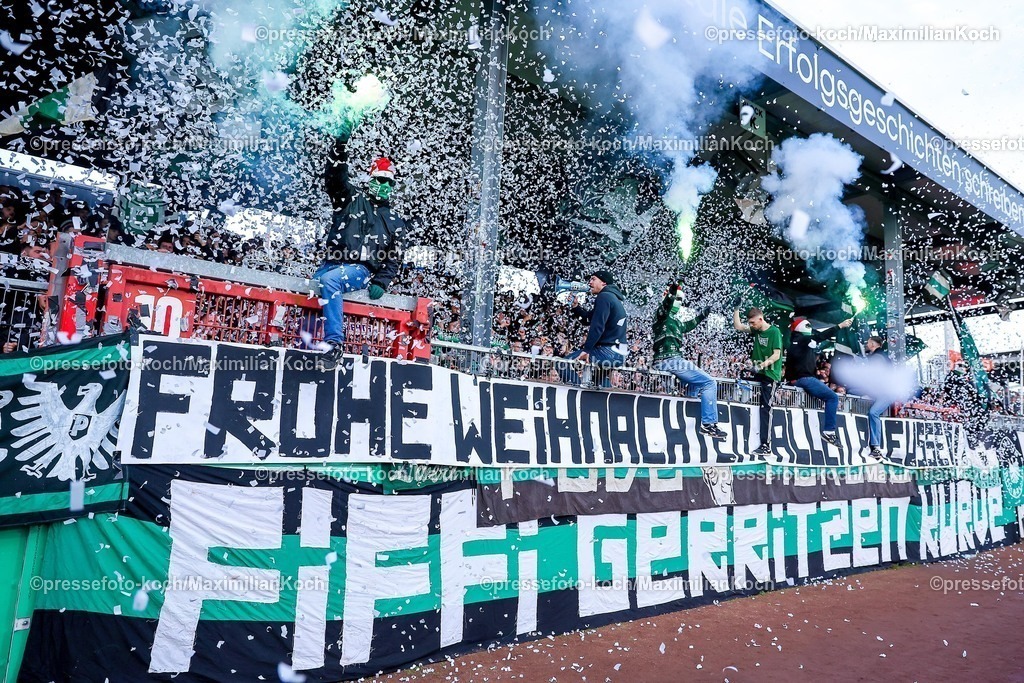 PRM21122501076 | 21.12.2025, Fußball, Preußen Münster - SV 07 Elversberg, 2. Fußball Bundesliga,  Preußenstadion, 17.Spieltag, Saison 2025 2026: Abschlussjubel nach dem 1:1 in Münster.  Die Ultras Fans zeigen eine Abschlusschoreo Choreografie Choreo Choreography mit Pyrotechnik und Konfettikanonen. Konfetti Schriftzug Banner Frohe Weihnachten allen Preussen  DFB regulations prohibit any use of photographs as image sequences and or quasi-video.