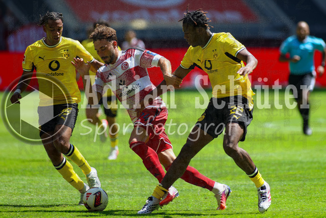 25.07.2026, GER, Fussball, Herren, Testspiel, Saison 2026/2027, Fortuna Düsseldorf - Borussia Dortmund | Filippo Mané, Fabian Schleusener und Joane Gadou im Kampf um den Ball