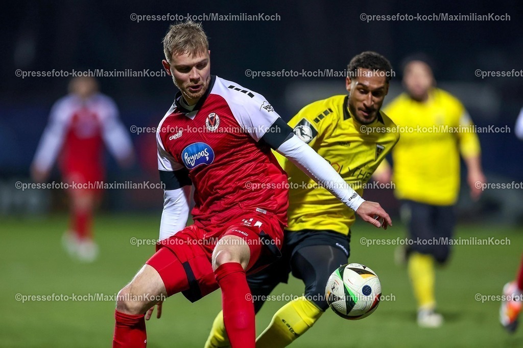FCVK14022501010 | 14.02.2025, Fußball, FC Viktoria Köln – Alemannia Aachen, 3.Liga, Sportpark Höhenberg, Saison 2024 2025: Kevin Goden (Alemannia Aachen #11) im Zweikampf gegen Lars Dietz (Viktoria Köln #2)DFB regulations prohibit any use of photographs as image sequences and or quasi-video.