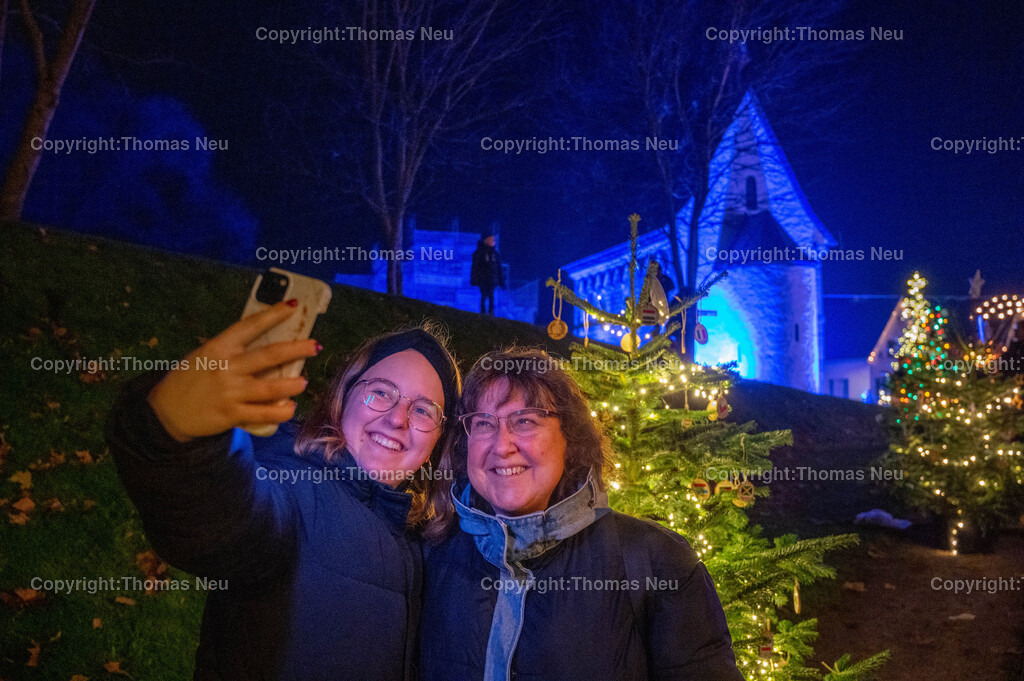 DSC_7464 | ble, 30.11.2024, Lorsch, Weihnachtsmarkt und Blaues Weihnachtswunder in der Stadt, Bild: Noch schnell ein Selfie vor den Weihnachztsbäumen und der Königsghalle in Blau, , Bild: Thomas Neu