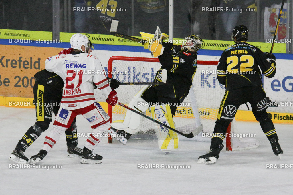 4_KEVRAV_20251125_0008 | Krefeld, Deutschland, 25.11.2025: Torwart Felix Bick (Krefeld Pinguine) in Aktion während des DEL2-Spiels zwischen Krefeld Pinguine - Eisbären Regensburg am 25.11.2025 in der Yayla-Arena in Krefeld, Deutschland. (Foto: Ralph Görtz / Brauer-Fotoagentur)
