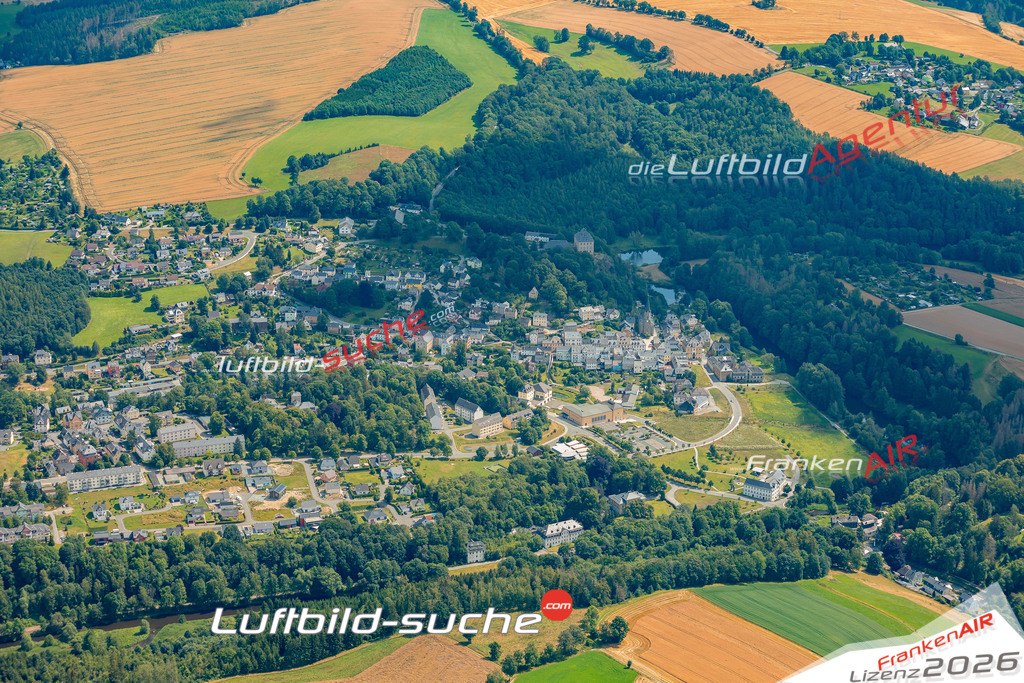 Das Luftbild zeigt :  Hirschberg - Die Luftaufnahme wurde 2024 vom UL-Flugzeug aus erstellt ( keine Drohne ) - Hochauflösende Luftaufnahme - Für grossformatige Ausdrucke geeignet. Die Geschenkidee !Mit Lizenz und Bildrechte bestellbar