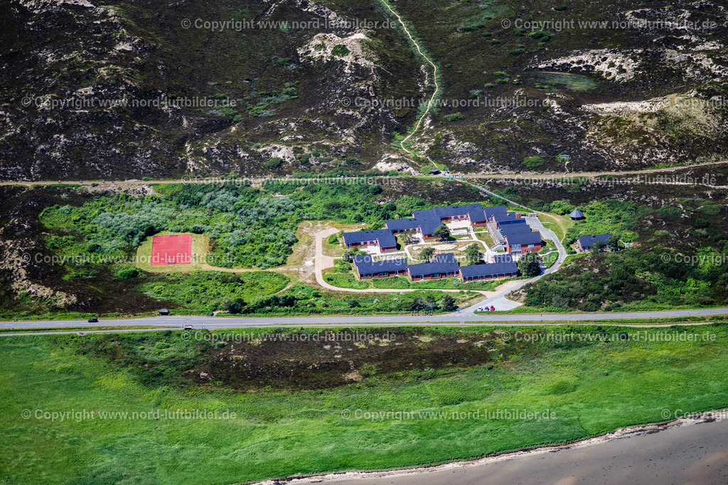 Sylt_Kampen_Kindererholungsheim_Der_Hamburger_Kind_ELS_1102210625 | KAMPEN (SYLT) 13.08.2025 Schulgelände und Gebäudekomplex des " Schullandheim Vogelkoje " in Kampen (Sylt) auf der Insel Sylt im Bundesland Schleswig-Holstein, Deutschland. Weiterführende Informationen bei: Jugenderholungswerk Hamburg e.V. Vogelkoje Kampen. // School grounds and buildings of the " Schullandheim Vogelkoje " in Kampen (Sylt) at the island Sylt in the state Schleswig-Holstein, Germany. Further information at: Jugenderholungswerk Hamburg e.V. Vogelkoje Kampen. Foto: Martin Elsen