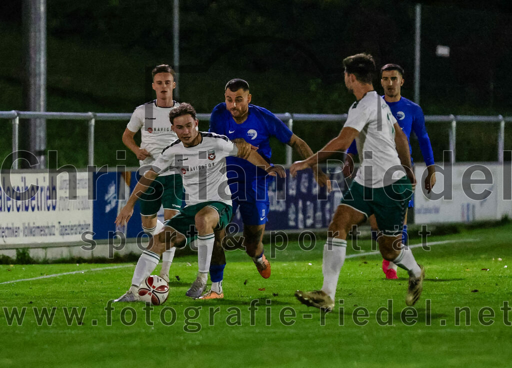 2023-10-13_013_FC_Schwaig_gegen_TSV_Ampfing | Oberding, Deutschland, 13.10.2023:
Fußball, Landesliga Südost 2023 / 2024, 16. Spieltag, FC Schwaig gegen TSV Ampfing, Endergebnis: 3:2

Simon Georgakos (FC Schwaig, #26), Erhan Yazici (TSV Ampfing, #9)

Foto: Christian Riedel / fotografie-riedel.net