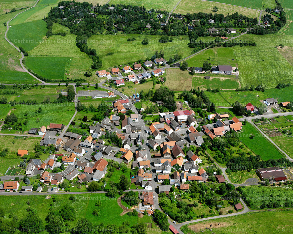 2614549 | HAINBACH 09.06.2006 Landwirtschaftliche Nutzflächen und Feldgrenzen  umsäumen das Siedlungsgebiet des Dorfes in Hainbach im Bundesland Hessen, Deutschland // Agricultural land and field boundaries surround the settlement area of the village  in Hainbach in the state Hesse, Germany Foto: Gerhard Launer