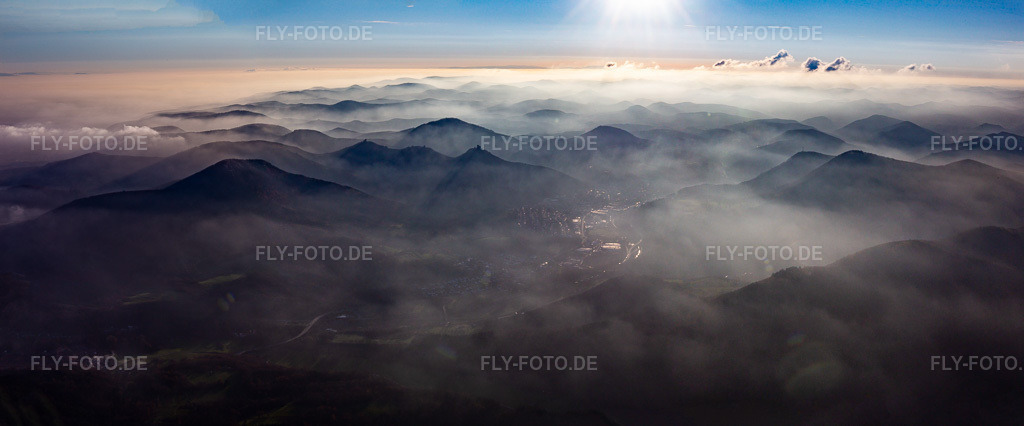 Luftbild: Pfälzerwald-Panorama Im Dunst über dem Queichtal in Annweiler am Trifels im Bundesland Rheinland-Pfalz in Deutschland. Foto: IMG_135366-Pano.jpg vom 12.12.2022 durch Werner Riehm/FLY-FOTO.deAuflösung des Originals: 14841 x 6173 px