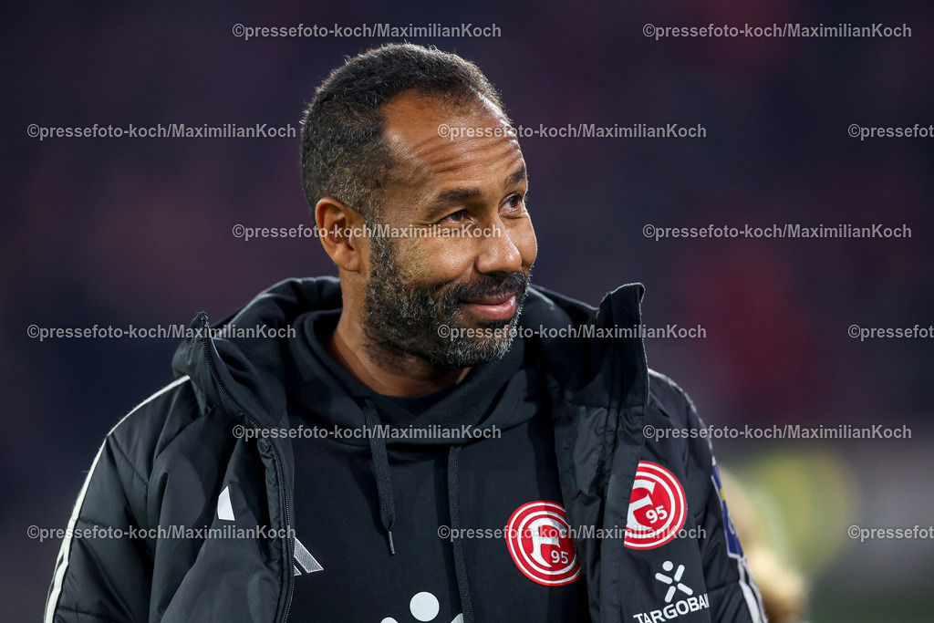 Due09112401006 | 09.11.2024, Fußball, Fortuna Düsseldorf - SC Paderborn 07, 2. Bundesliga, Merkur Spiel-Arena, Saison 2024 2025: Cheftrainer Daniel Thioune (Trainer Fortuna Düsseldorf)DFB regulations prohibit any use of photographs as image sequences and or quasi-video.