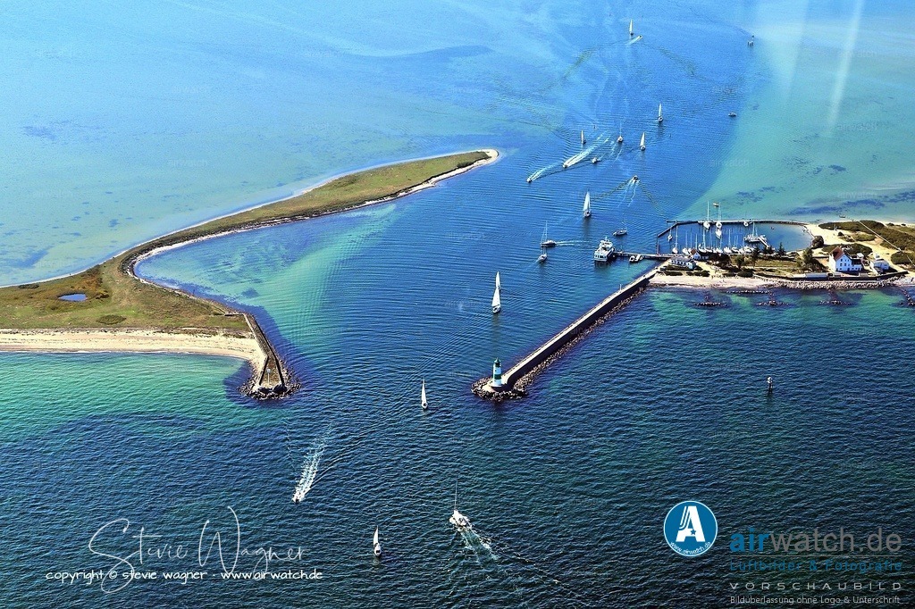 Luftbild Schleimünde - Ursprünglich war die Halbinsel Teil des Gutes Olpenitz. | Namensgebend für Schleimünde ist die historische Funktion als Mündung der Schlei. Heute ist der Ort vor allem durch seinen Leuchtturm bekannt, der seit 1871 steht und als Orientierungs- und Ansteuerungsfeuer für die Schifffahrt dient.