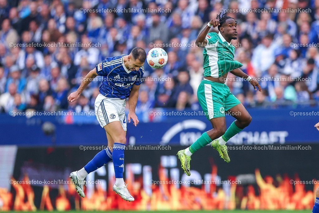 S0426092501065 | 25.09.2025, Fußball, FC Schalke 04 - SpVgg Greuther Fürth, 7.Spieltag, 2. Fußball Bundesliga, Veltins-Arena Gelsenkirchen, Saison 2025 2026: Felipe Sanchez&nbsp;(Schalke04 #02) im Zweikampf gegen  Noel Futkeu&nbsp;(Greuther Fürth #09) Kopfball KopfballduellDFB regulations prohibit any use of photographs as image sequences and or quasi-video.