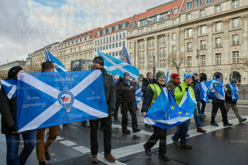 #IndyBerlin23 - Demonstration für schottische Unabhängigkeit | Rund 60 Personen ziehen am 11.03.2023 mit einer Demonstration vom Brandenburger Tor an der Britischen Botschaft vorbei zum Roten Rathaus, um die Unabhängigkeit Schottlands zu fordern.

On March 11, 2023, approx. 60 people rally in support of the Scottish independence, marching from Brandenburg Gate via the British Embassy to the Red Town Hall.  - Realisiert mit Pictrs.com