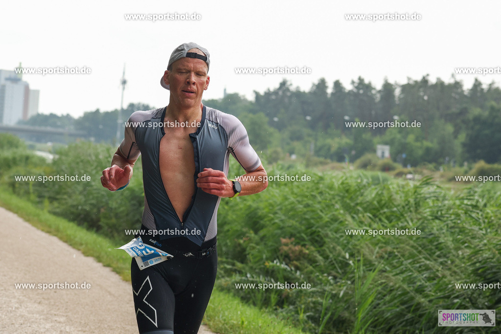 LUR_1491 | 34. M-net Erlanger Triathlon 2025 #erlangertriathlon  #mnettriathlon2025 #mnettriathlon #team #olympischedistanz #mitteldistanz #triathlon #maindonaukanal  #erlangertriathlon2025 #yourpictrs #tv1848 #tv1848erlangen  #triathlonbayern #sportinerlangen #demsportverbunden #sportshot_your_pictrs Copyright: www.sportshot.de