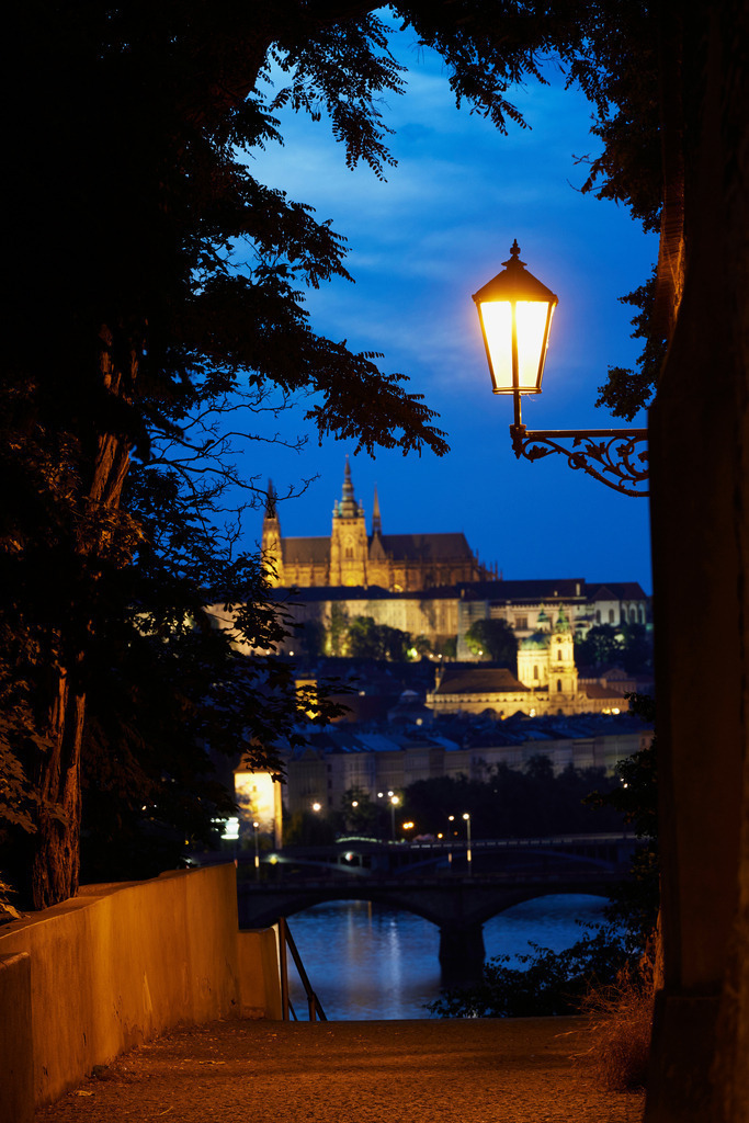 Blick auf den St. Veitsdom | Prag, Austria - June 27, 2015: Blick auf den St. Veitsdom im Burgareal und der Moldau in der Nacht. - Realisiert mit Pictrs.com