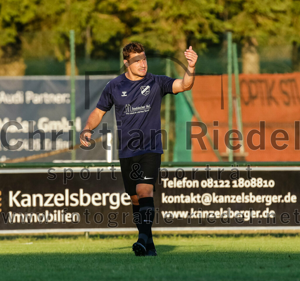 2023-07-14_134_FC_Langengeisling_gegen_FC_Velden-Eberspoint | Erding, Deutschland, 14.07.2023:
Fußball, Bezirksliga Oberbayern Ost 2023 / 2024, Testspiel, FC Langengeisling gegen FC Velden-Eberspoint, Endergebnis: 5:0

Andreas Buchberger (FC Langengeisling, #8)

Foto: Christian Riedel / fotografie-riedel.net