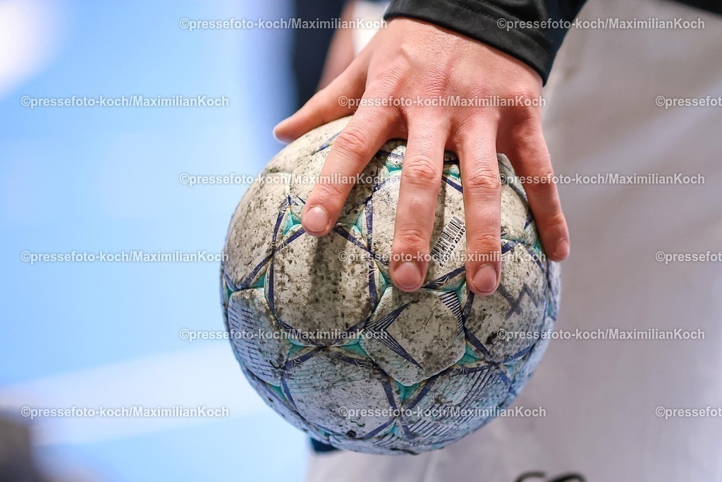 BHC13092501004 | 13.09.2025, Handball, HBL, Bergischer HC - TSV GWD Minden, Unihalle Wuppertal: Handballspieler mit Ball in der Hand  Nahaufnahme 