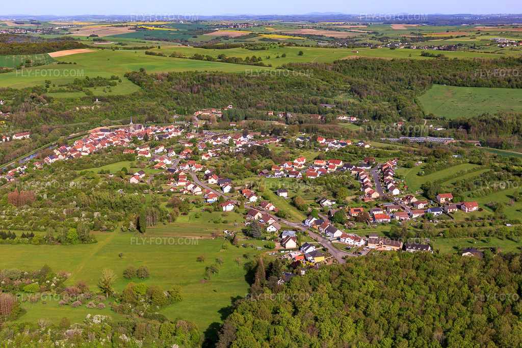 Aerial view: View of the town from the west in Wittring in the state Moselle, France. – Photo: IMG_140422.jpg taken on 04/30/2024 by Werner Riehm/FLY-FOTO.com – Resolution of the original: 5472 x 3648 px