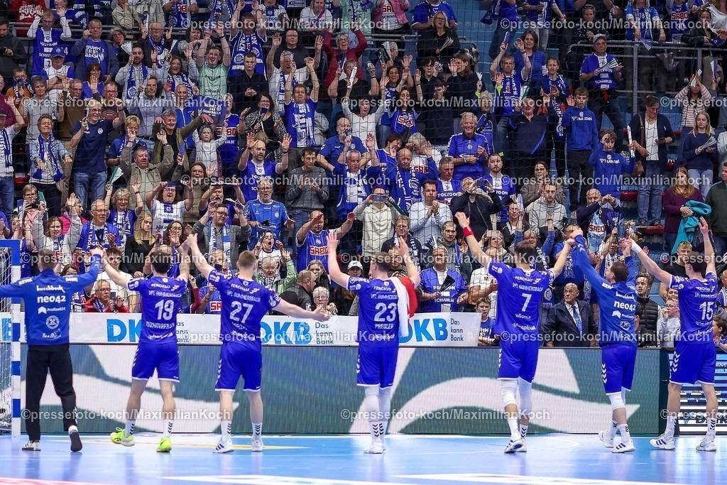 Gum25042501107 | 25.04.2025, Handball, HBL, VfL Gummersbach - 1. VfL Potsdam, Schwalbe-Arena: Abschlussjubel nach dem 31:27 Sieg für Gummersbach. Die Zuschauer jubeln den Spielern und Julian Köster (GUM #7) bei seinem Comeback zu. 