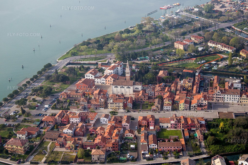 Aerial view: Dorfkern am Meeres- Küstenbereich des [§2] von [§1] im Ortsteil Malamoco in [§2] in the district Lido in Venedig in the state Veneto, Italy. – Photo: IMG_087482.jpg taken on 04/06/2016 by Werner Riehm/FLY-FOTO.com – Resolution of the original: 5472 x 3648 px