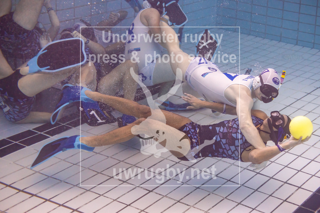 GER, Barcelona (Spanien) vs. Alesund (Norwegen), Herren, Unterwasser-Rugby, Champions Cup 2024, Spiel um Platz 3, 24.11.2024 | Daniel Jimenez (Barcelona, #28) gegen Oystein Bringsli (Alesund, #17). - Realisiert mit Pictrs.com
