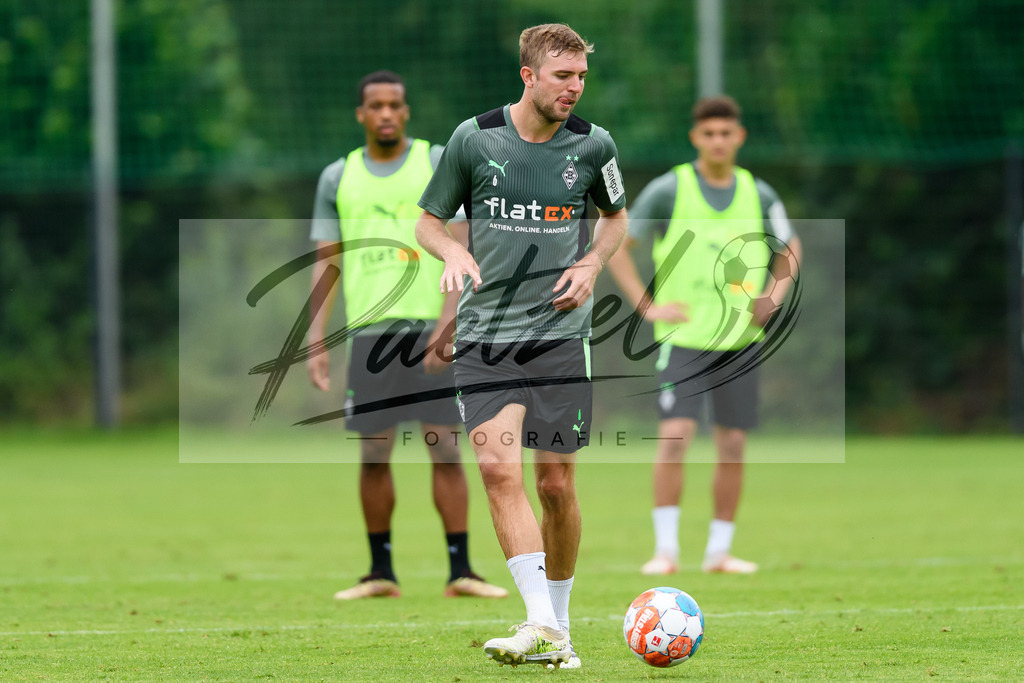 TRABMG20210719_102 | Fussball, Herren: Christoph Kramer (Borussia Moenchengladbach) in Aktion, am Ball, Einzelaktion beim Training von Borussia Moenchengladbach waehrend des Trainingslagers auf dem Trainingsplatz am Hotel Klosterpforte am 19.07.2021 in Harsewinkel, Deutschland. - Realisiert mit Pictrs.com