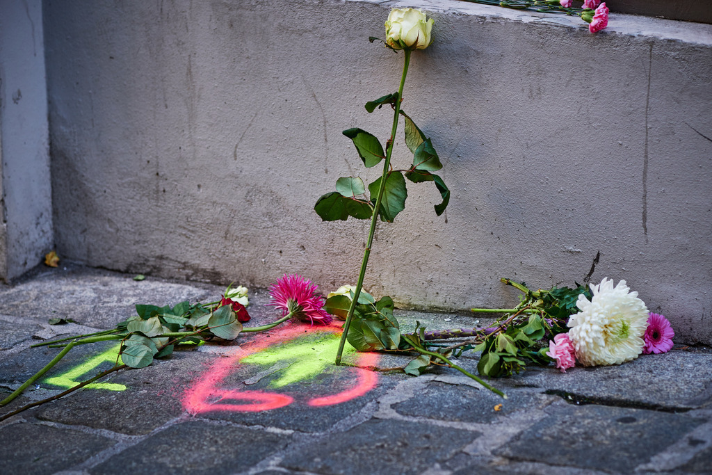 Blumen am Tatort | Wien, Austria - November 06, 2020: Gedenken an den Terroranschlag vom 02.11.2020, Blumen am Tatort. - Realisiert mit Pictrs.com