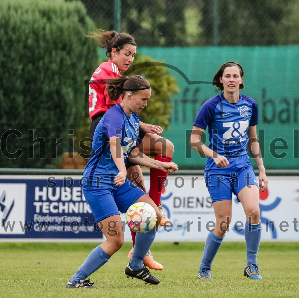 2023-10-07_036_FC_Langengeisling_gegen_MTV_Diessen_Ammersee | Erding, Deutschland, 07.10.2023:
Fußball, Bezirksoberliga 2023 / 2024, 6. Spieltag, FC Langengeisling gegen MTV Diessen/Ammersee, Endergebnis: 0:3

Zoe Klein (MTV Diessen/Ammersee, #15), Lisa Mayer (FC Langengeisling, #6), Melanie Schöffmann (FC Langengeisling, #8)

Foto: Christian Riedel / fotografie-riedel.net