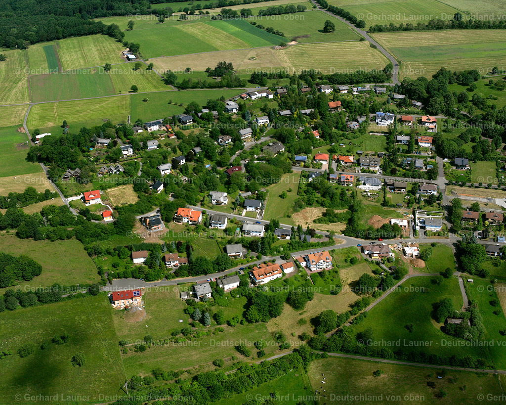 2614821 | BETZENROD 06.08.2006 Landwirtschaftliche Nutzflächen und Feldgrenzen  umsäumen das Siedlungsgebiet des Dorfes in Betzenrod im Bundesland Hessen, Deutschland // Agricultural land and field boundaries surround the settlement area of the village  in Betzenrod in the state Hesse, Germany Foto: Gerhard Launer