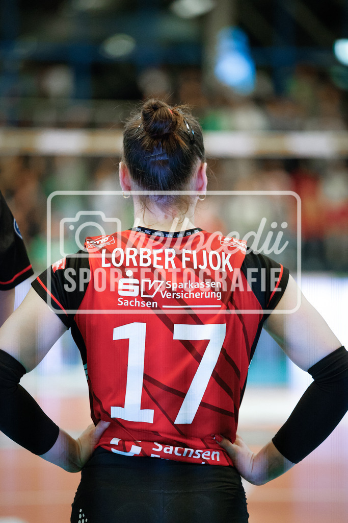 Volleyball I Frauen I Saison 2025-2026 I Bundesliga I Playoff-Viertelfinale 2 I USC Münster - Dresdner SC-130 | Lorena Lorber Fijok (17, Dresdner SC) Schaut in die Menge nachdem sie mit ihrem Team das Playoff Viertelfinale gewonnen hat. - Realisiert mit Pictrs.com