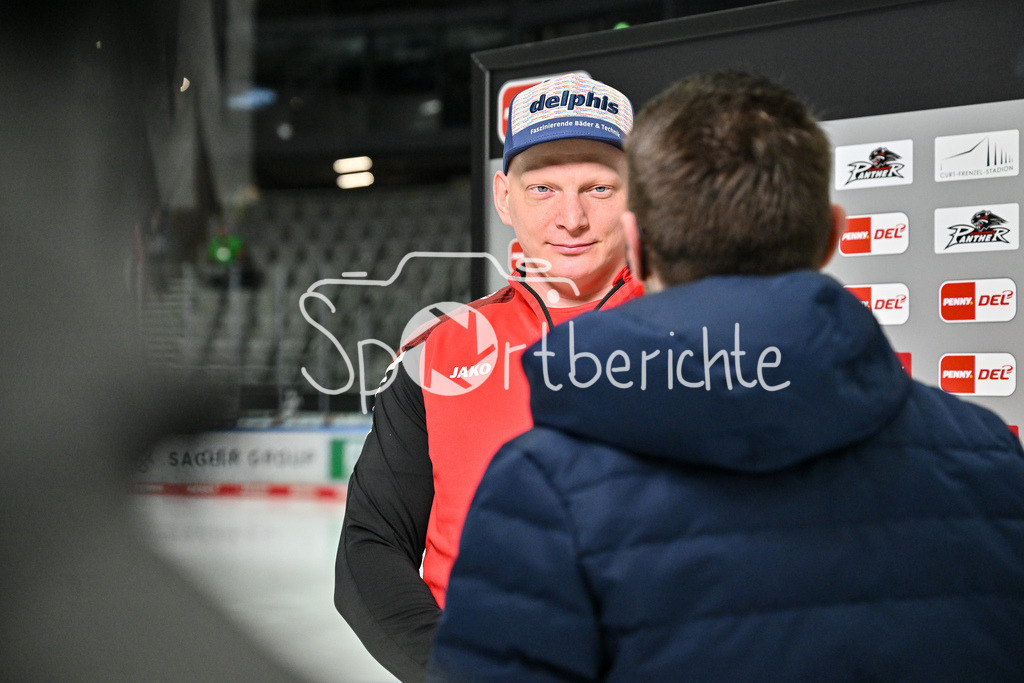 Augsburger Panther - Kölner Haie | Beim Interview von MagentaSport Denis REUL (Augsburger Panther #29) / Panther - Koelner Haie, Curt Frenzel Stadion am 02.03.2025 / Alex KUNZ