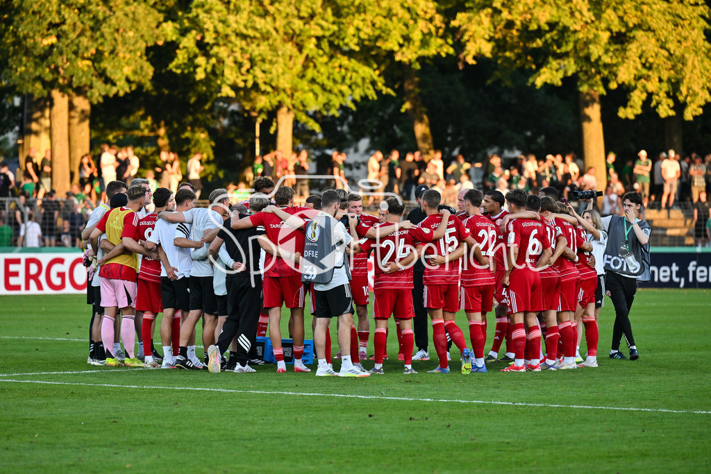1. FC Schweinfurt 05 - Fortuna Düsseldorf | Das Team der Fortuna bespricht sich nach der Partie nochmal im Kreis / DFB-Pokal: 1. FC Schweinfurt 05 - Fortuna Düsseldorf; Riedel-Bau Arena am 18.08.2025