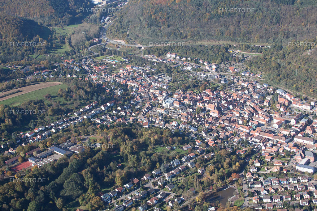Ortsansicht | Luftbild: Ortsansicht in Annweiler am Trifels im Bundesland Rheinland-Pfalz in Deutschland. Foto: IMG_34625.jpg vom 26.10.2010 durch Werner Riehm/FLY-FOTO.de - Realisiert mit Pictrs.com