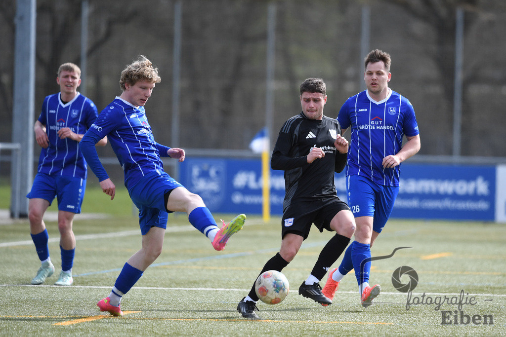 FC Rastede-VFl Stenum | Herren Bezirksliga 2; FC Rastede (blau)-VFL Stenum (schwarz) am 29.03.2026 in Rastede (Sportanlage Köttersweg), Photo: Philip Eiben 2026 - Realisiert mit Pictrs.com