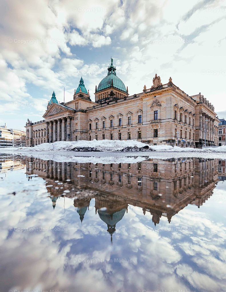 Bundesverwaltungsgericht | Das heutige Bundesverwaltungsgericht in Leipzig blickt auf eine bewegte Geschichte zurück: Ursprünglich als Reichsgericht errichtet, diente das beeindruckende Gebäude später als Bildermuseum. Heute ist es Sitz des höchsten deutschen Gerichts für öffentliches Recht. Die Verbindung aus historischer Architektur, kulturellem Erbe und rechtlicher Bedeutung macht diesen Ort einzigartig – für Besucher, Interessierte und Bildkäufer gleichermaßen. - Realisiert mit Pictrs.com