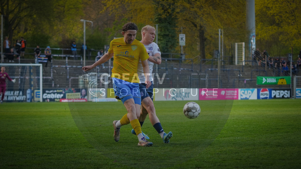 Fußball, Herren, Saison 2025/2026, Regionalliga Nordost, 30. Spieltag, FSV 63 Luckenwalde vs. SV Babelsberg 03, Freitag 17.04.2026, Karl-Liebknecht-Stadion Potsdam | Fußball, Herren, Saison 2025/2026, Regionalliga Nordost, 30. Spieltag, FSV 63 Luckenwalde vs. SV Babelsberg 03, Freitag 17.04.2026, Karl-Liebknecht-Stadion Potsdam, Im Bild: Sofiene Jannene (l. Luckenwalde) und Linus Queißer (r. Babelsberg) - Realisiert mit Pictrs.com