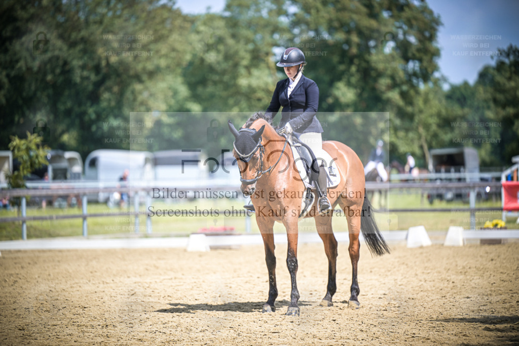DOS_5441 | Entdecke hochwertige Reitturnierfotos von Foto Oger. Professionell, emotional und authentisch – jetzt Lieblingsmomente im Shop bestellen. - Realisiert mit Pictrs.com
