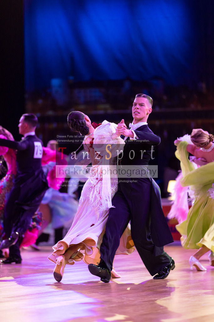 20241215_WDSF_Int_Open_Std-Riga-9192 | Tanzsportbilder, Standardtanz, Lateintanz, WDSF, DTV, LTVB, dancecomp, goc, hessen tanzt, blaues band der spree, walzer, tango, wiener walzer, slowfox, quickstepp, samba, rumba, cha-cha-cha, paso doble. jive, hd-kroft photography, turniertanzsport