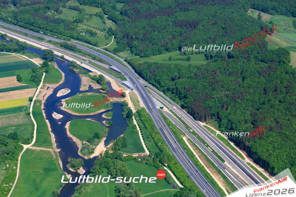 Die Luftbildaufnahme Autobahn-ice - Breitenguessbach wurde 2018 mittels Flugzeug (keine Drohne) erstellt. Perfekte Schärfe und Druck- Auflösung- Garantiert!