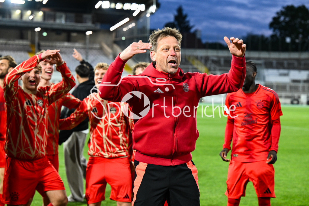 FC Bayern Amateure - Türkgücü München | Die Spieler der Bayern Amateure feiern zusammen mit den Fans nach dem letzten Heimspiel der Saison / Regionalliga Bayern: FC Bayern Muenchen II - Tuerkguecue Muenchen, Gruenwalder Stadion am 09.05.2025 / Holger SEITZ Cheftrainer FC Bayern München II