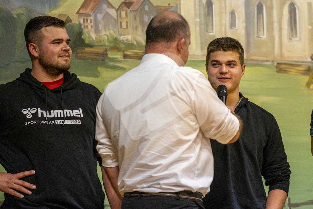 SKE100J_4938 | Die Schwinger des Schwyzer Kantonalen Schwingerverbandes: Fotos, die Dynamik und Leidenschaft festhalten, sowie emotionale Momente aus dem traditionellen Schwingsport zeigen. - Realisiert mit Pictrs.com