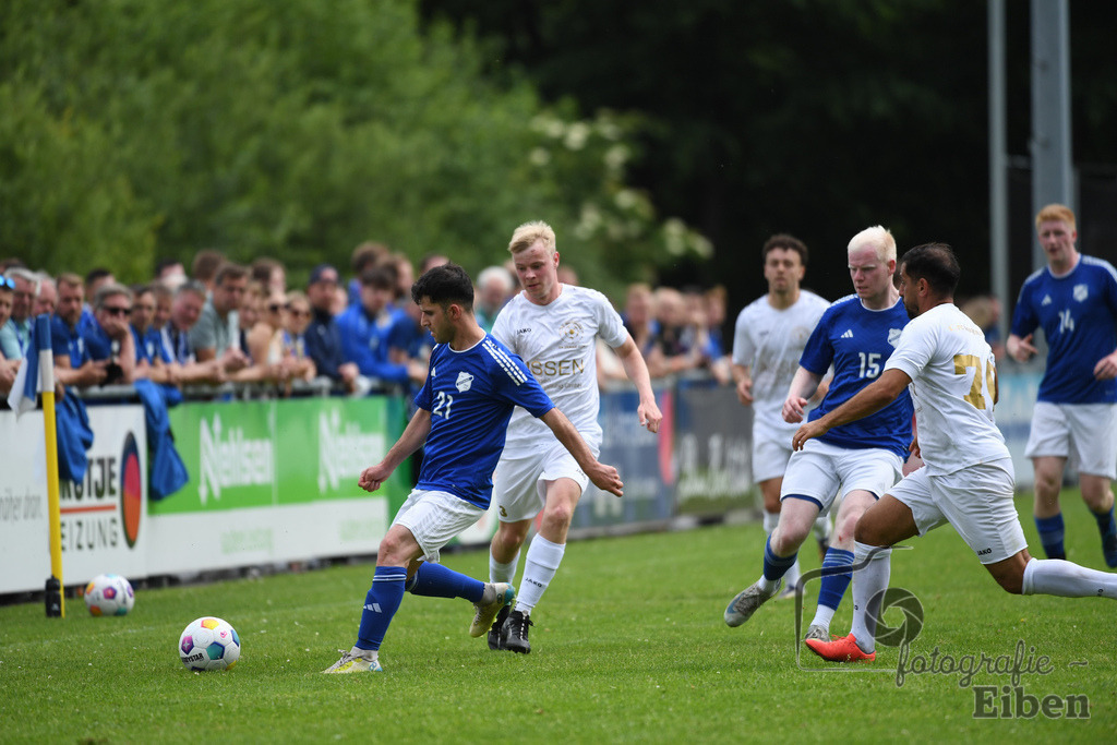 1. FC Nordenham-SV GOTANO | Kreispokal Finale Jade-Weser-Hunte 1. Mannschaften; 1.FC Nordenham (weiß)-SV GOTANO (blau) am 15.06.2025 in Rastede (Sportanlage Köttersweg), Photo: Philip Eiben 2025 - Realisiert mit Pictrs.com