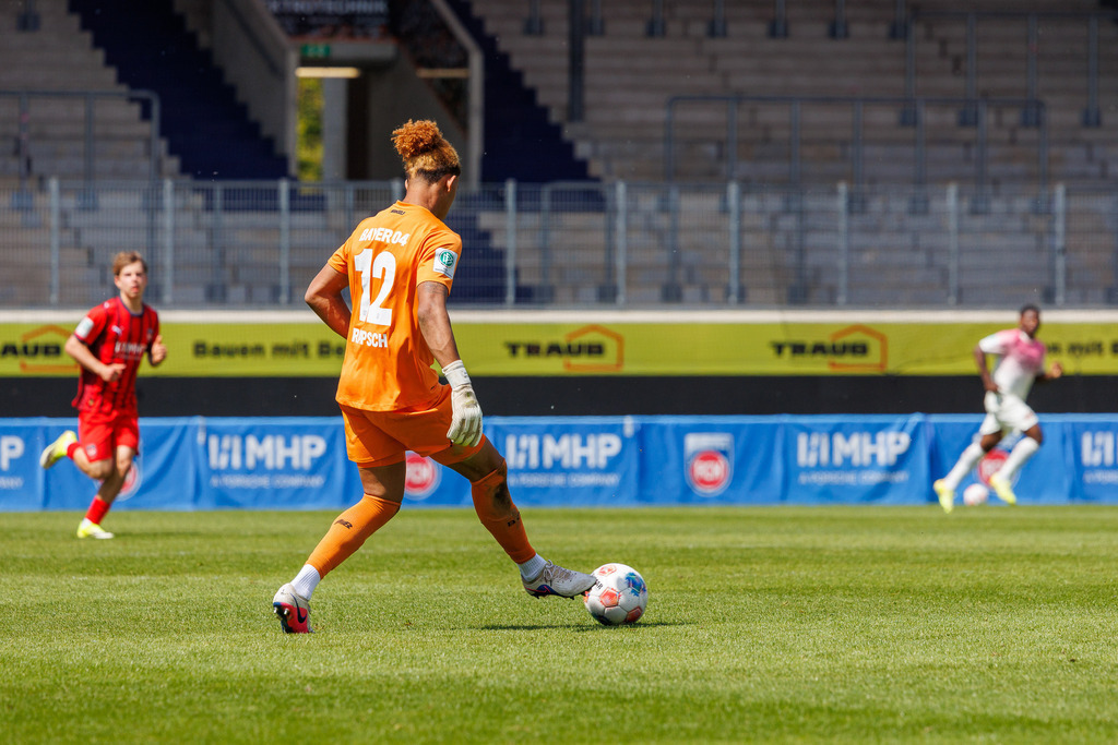 20260503-U19_FCH-LEV_123 | 1.FC Heidenheim 1846 vs. Bayer 04 Leverkusen, Fußball, U19, A-Junioren, NWL, U19-DFB-Nachwuchsliga, 2025/2026, Achtelfinale, 03.05.2026 in Heidenheim, Voith Arena(Foto: Michael Bulling) - Realisiert mit Pictrs.com