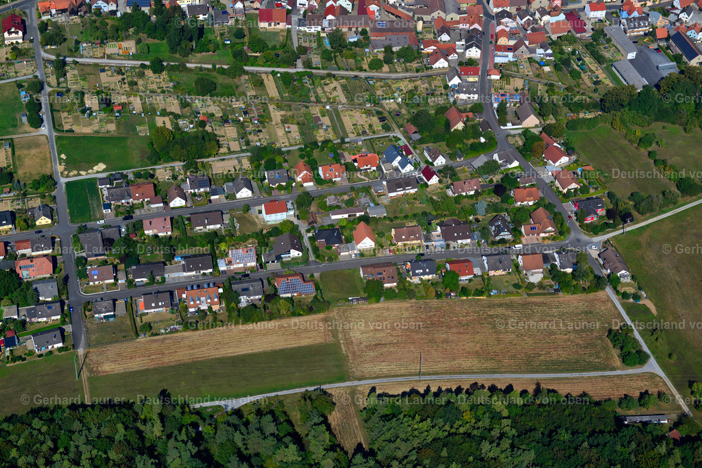 3650633 | GREUßENHEIM 13.09.2016 Wohngebiet einer Einfamilienhaus- Siedlung am Rande von landwirtschaftlichen Feldern in Greußenheim im Bundesland Bayern, Deutschland // Single-family residential area of settlement on the edge of agricultural fields in Greußenheim in the state Bavaria, Germany Foto: Gerhard Launer
