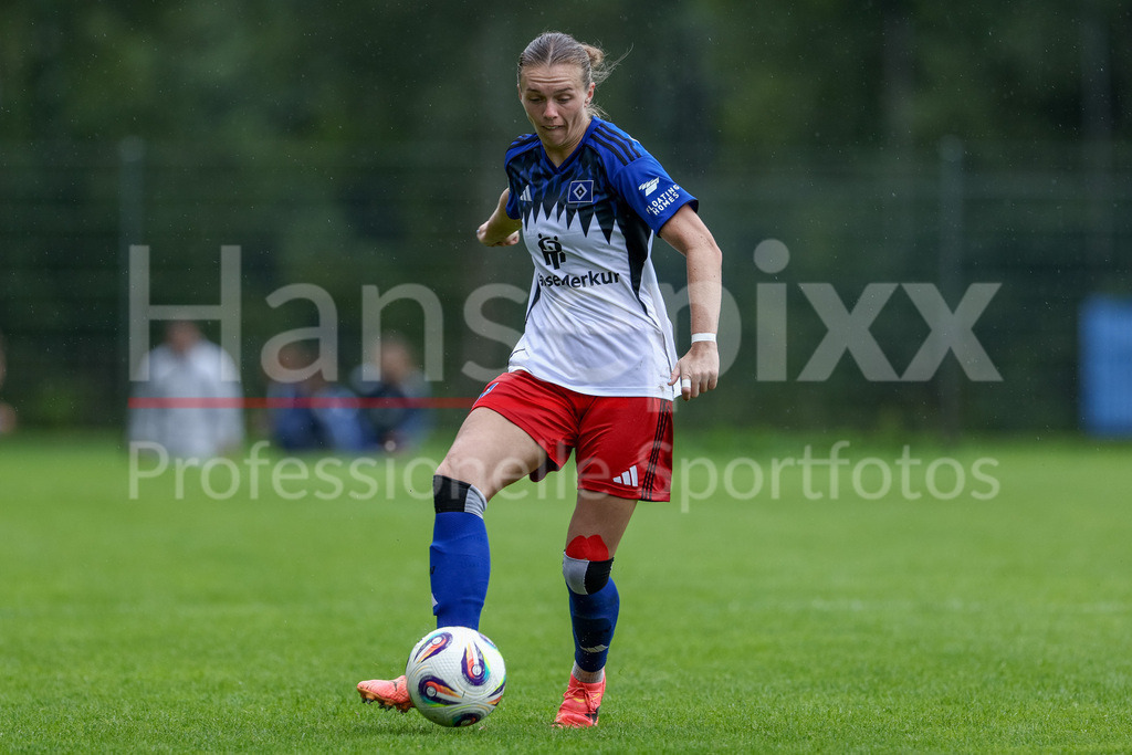 Fussball, Testspiel Frauen, Hamburger SV - FC Viktoria Berlin | Annalena Wucher (Hamburger SV, 15) am Ball, Freisteller, Einzelbild, Ganzkörper, Aktion, Action, Spielszene