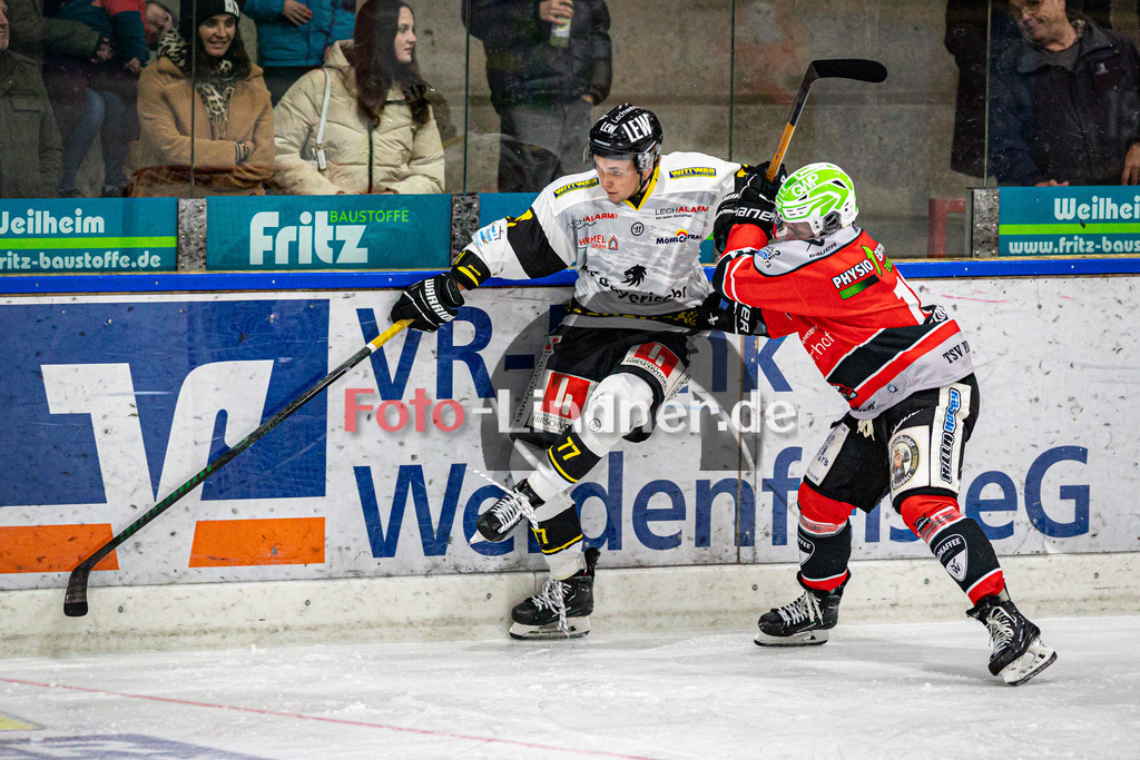 TSV Peißenberg MINERS gegen EA Schongau | Eishockey Bayernliga Herren Vorrunde 2024/25, TSV Peißenberg MINERS gegen EA Schongau, 20241031,Zweikampf zwischen Anton EGLE (MAMMUTS 77) und Florian SIMON (MINERS 11),2024-10-31 in Peißenberg (Eisstadion Peißenberg)Anton EGLE (MAMMUTS 77), Florian SIMON (MINERS 11)Copyright: WolfgangxLindner foto-lindner.de