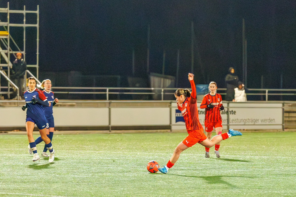 FCHFCE_251121_0660 | 1.FC Heidenheim 1846 II vs. FC Ellwangen II, Fußball, Frauen, Bezirksliga, 2025/2026, 10. Spieltag, 22.11.2025 in Heidenheim, Kunstrasen b. Voith-Arena West, Flutlichtspiel(Foto: Michael Bulling) - Realisiert mit Pictrs.com