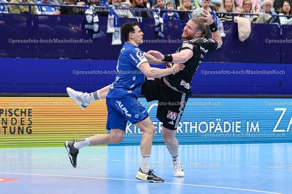 xKWIx15022601037 | 15.02.2026, xKWIx, Handball, DAIKIN HBL, TBV Lemgo Lippe - HC Erlangen, PHOENIX CONTACT arena: Maciej Gebala (HC Erlangen #77) im Zweikampf gegen Samuel Zehnder (TBV Lemgo Lippe #4) Photo: xKamilxWilkowskixPressefotoKochx